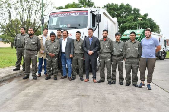 88869-saenz-entrego-a-tres-municipios-nuevos-camiones-compactadores-de-residuos