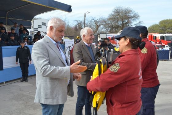 91525-el-gobierno-continua-equipando-a-los-bomberos-de-la-policia-de-salta