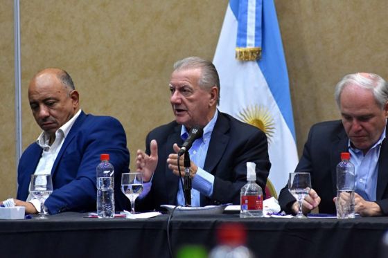 92065-mesa-de-dialogo-entre-el-gobierno-provincial-intendentes-y-trabajadores