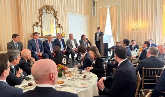 Sáenz participó en el Council of the Americas de un encuentro con líderes empresariales e inversores