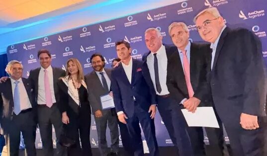 Gustavo Sáenz en la premiación de AmCham a los Campeones del RIGI