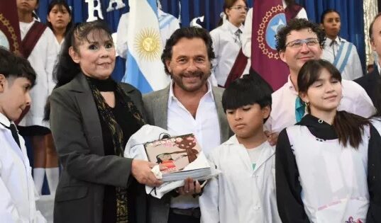 Sáenz inició la distribución de kits y manuales escolares en toda la provincia y reafirmó su defensa del federalismo