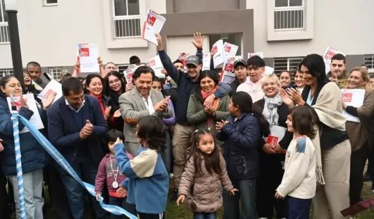 Sáenz entregó 48 departamentos financiados por la Provincia y ya superó las 4.500 viviendas adjudicadas