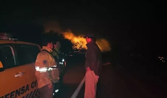Intenso trabajo de los equipos de combate de incendios en Cafayate tras la reactivación de focos