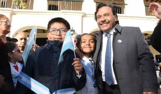 En el Día de la Bandera, Sáenz tomó la promesa de fidelidad a más de 600 alumnos de 4° grado