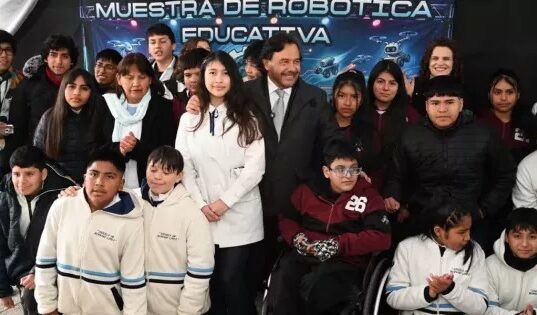 El gobernador Sáenz acompañó a más de 300 alumnos primarios de La Caldera y Vaqueros en la Muestra de Robótica