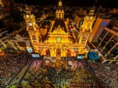 La ciudad renovó su Pacto de Fidelidad en una multitudinaria procesión del Milagro
