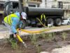 Se realizan tareas de riego manual y mecánico en espacios verde de la ciudad